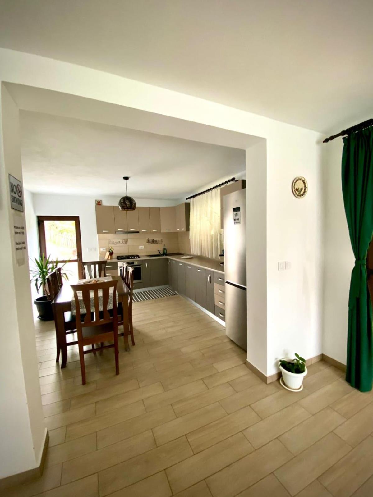 Casa Alex Hotel Curtea De Arges Bagian luar foto