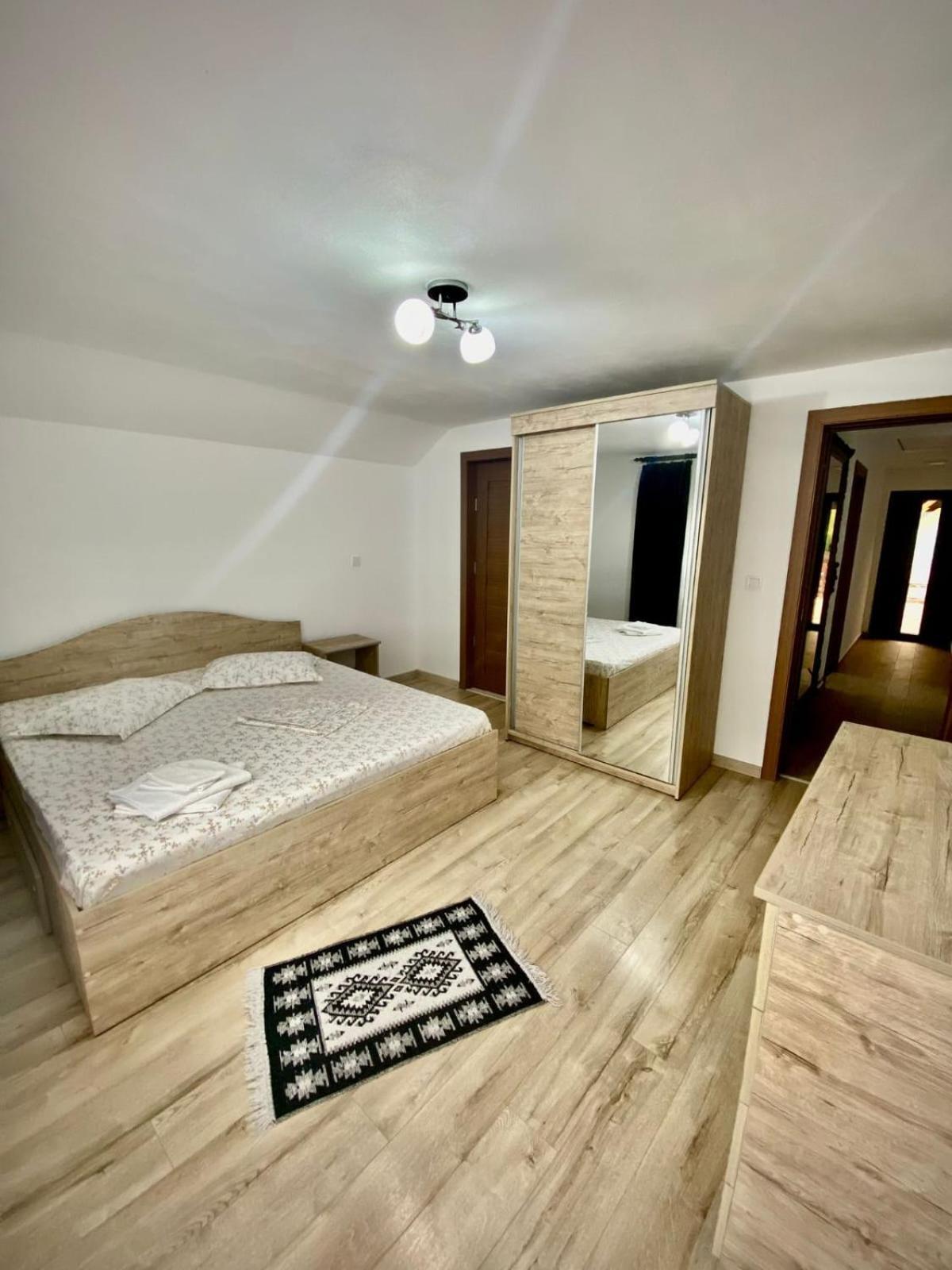 Casa Alex Hotel Curtea De Arges Bagian luar foto
